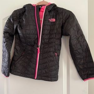 Excellent condition Girls North Face Jacket Size S 7/8 Dark Gray & Pink